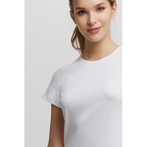 Camiseta manga corta de rib con ribete de raso.